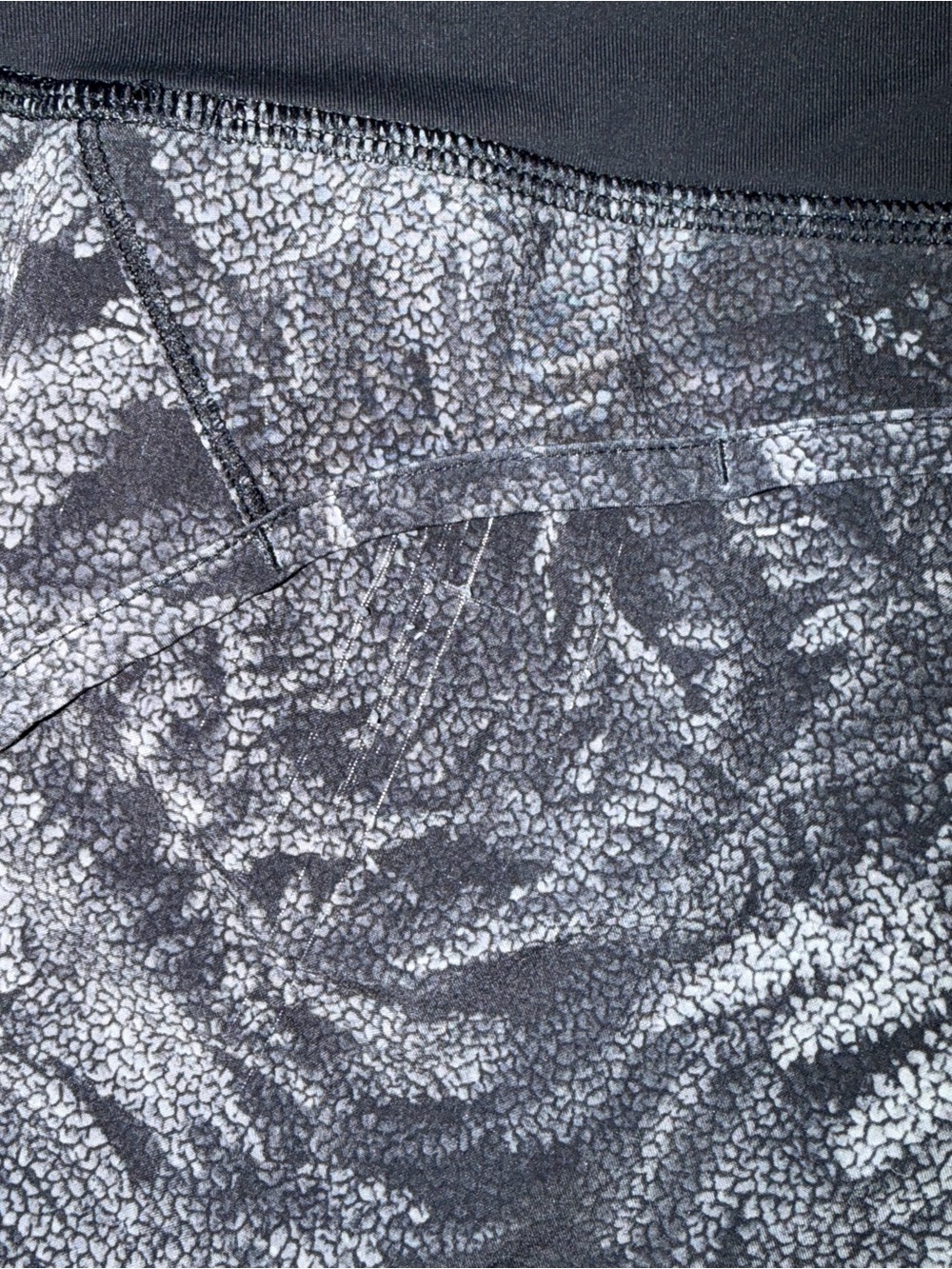 Lululemon Speed Up Running Shorts Black Gray Floral Print Size 6🩶 - Picture 4 of 5